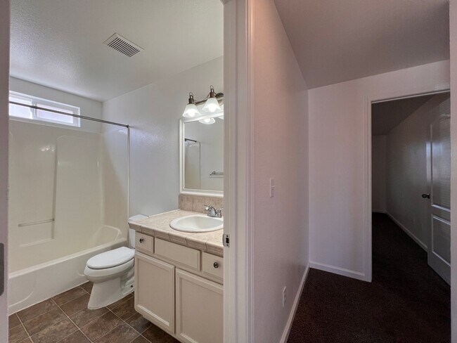 Foto del edificio - 3 Bedroom 2 Bath Home in Fernley