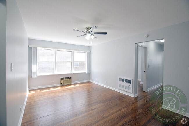 Building Photo - 7639 N Eastlake Ter