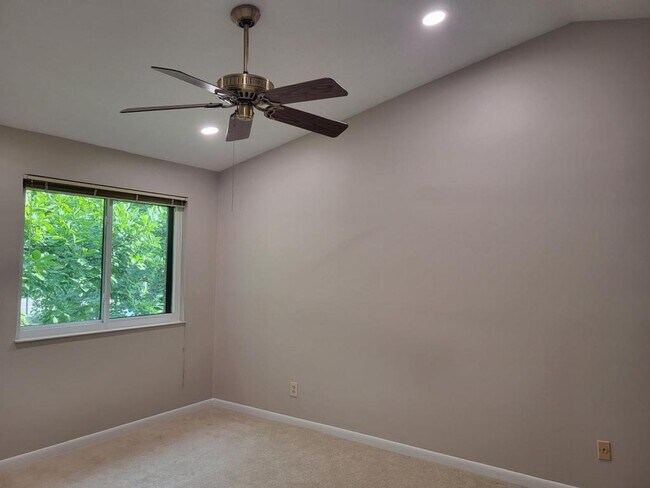 Building Photo - 7643 Montgomery Rd, Unit 5