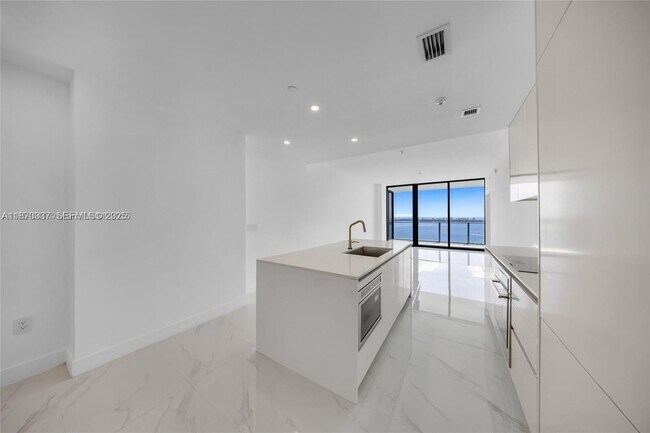 Foto del edificio - 700 NE 24th St