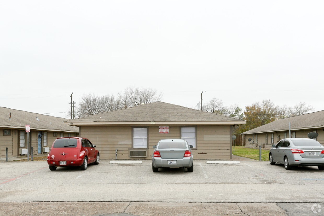 Southlawn Palms Apartments in Houston, TX