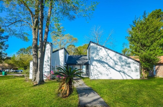 Building Photo - 48 Artesia
