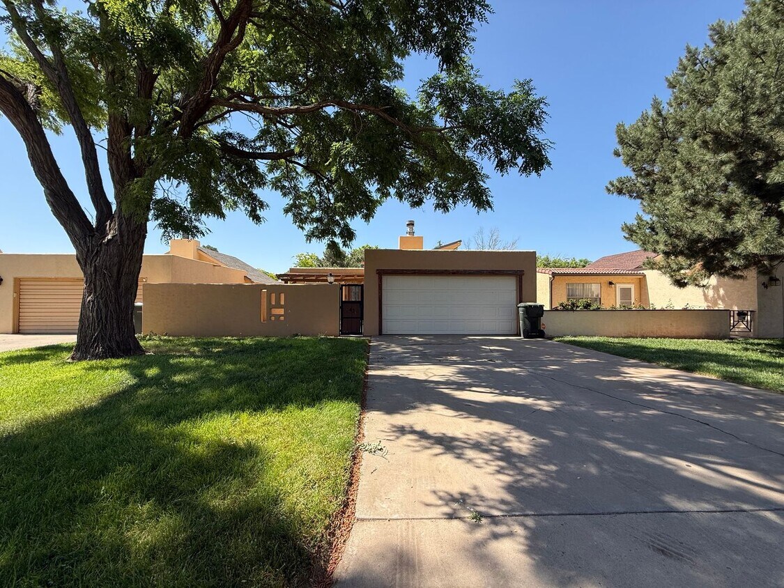 Foto principal - Charming 3 bed 2 bath!