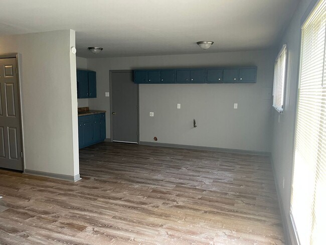 Building Photo - ADORABLE CORNER LOT HOME FOR RENT