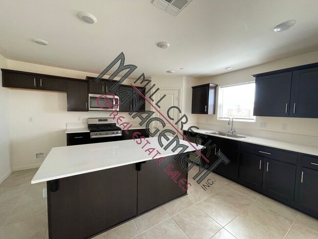 Building Photo - Like New Home In North East Visalia