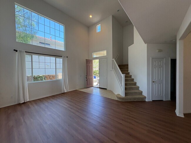 Foto del edificio - Welcome to this beautiful, light-filled ho...
