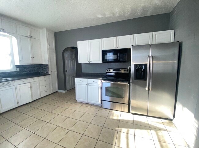 Kitchen - 923 7th Ave S