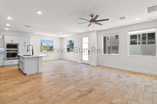 Building Photo - 2121 W Sonoran Desert Dr