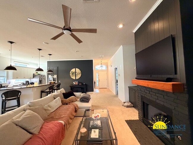 Building Photo - Stunning 3 Bedroom 3 Bathroom Home in Tiger Pointe located on the Golf Course!