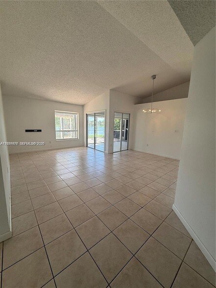 Foto del edificio - 665 SE 25th Ln