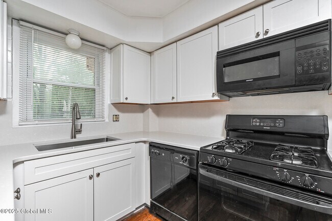 Foto del edificio - 98 Mt Hope Dr