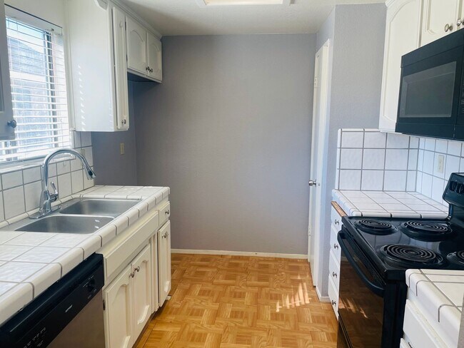 Foto del edificio - 2220 Sunmist Ln