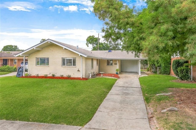 Building Photo - 2411 Somerset Dr