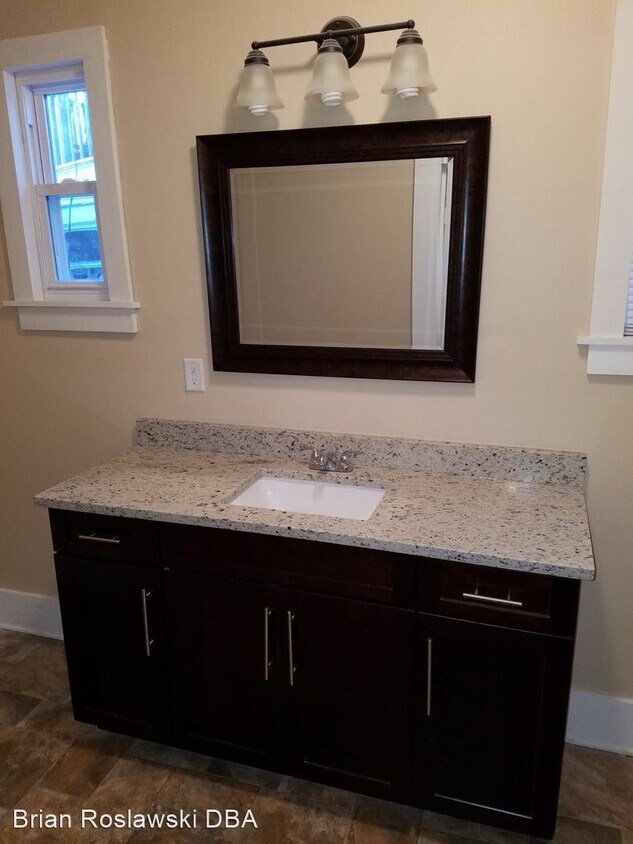 Foto principal - 3 br, 1 bath House - 610 E. Locust St.