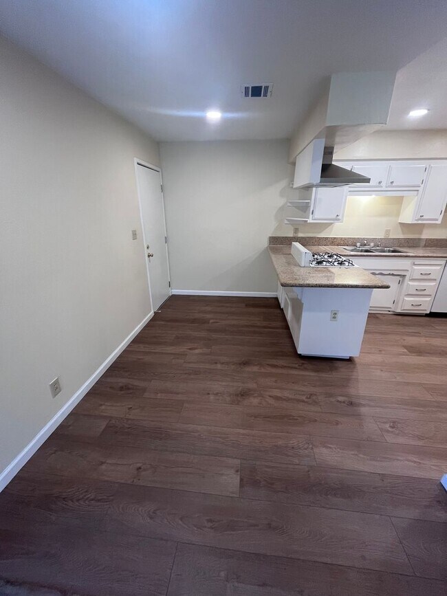 Foto del edificio - NICE UPDATED DUPLEX IN FAIR OAKS!!