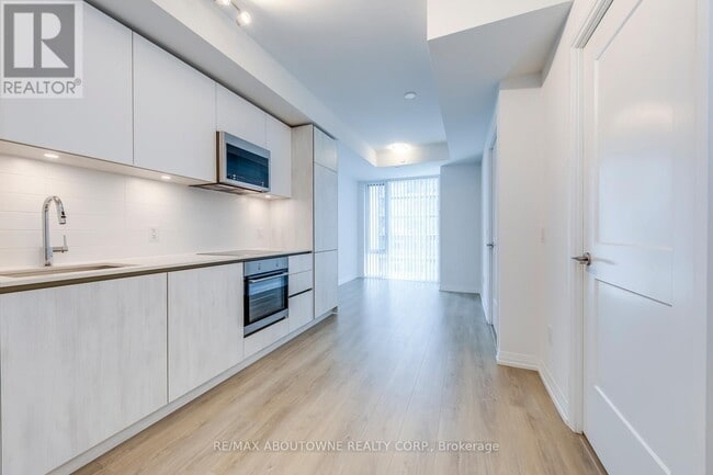 Building Photo - 8 Widmer St