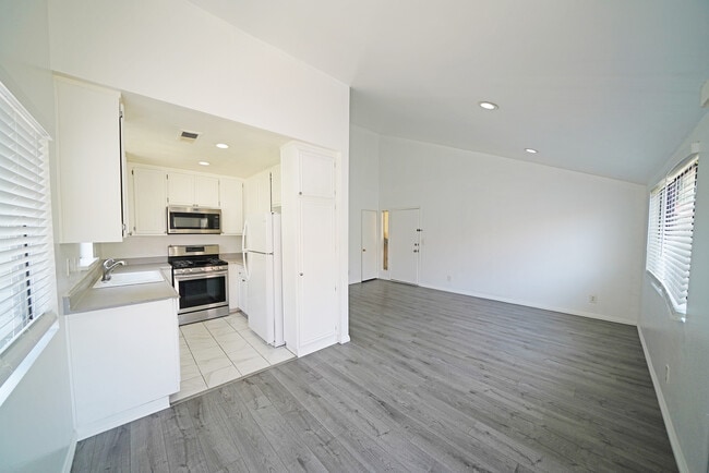 Building Photo - 18033 Sundowner Way