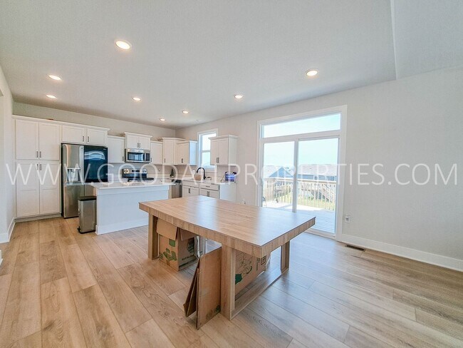 Building Photo - Cul-de-Sac Comfort & Contemporary Style in...