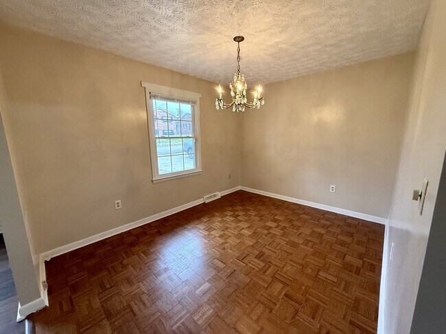 Building Photo - 303 Robin Dr