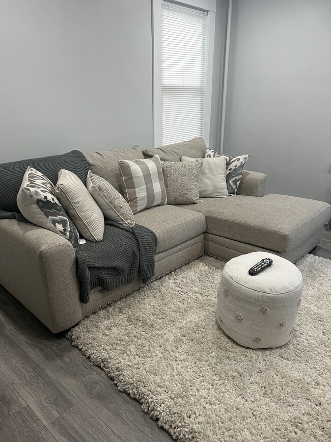 Building Photo - 19 Maple St