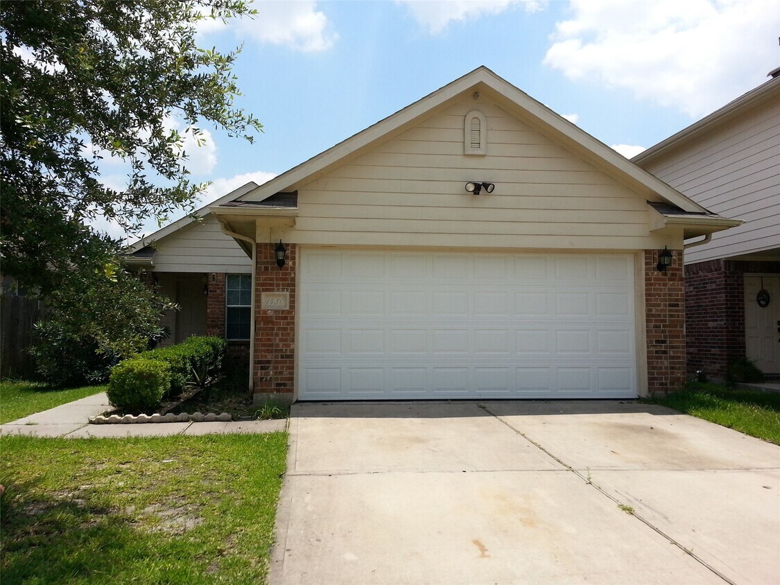 Primary Photo - 1430 Hade Falls Ln
