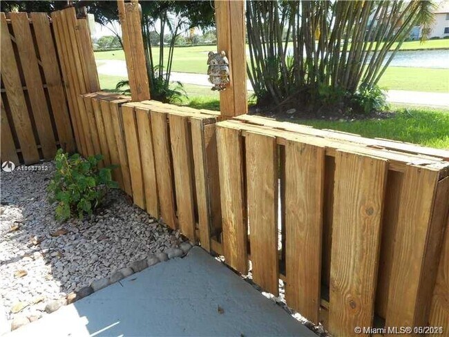 Foto del edificio - 9121 SW 22nd Ct
