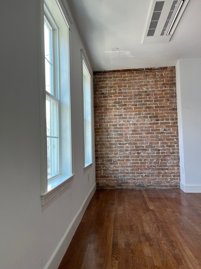 Building Photo - 3 Viking St