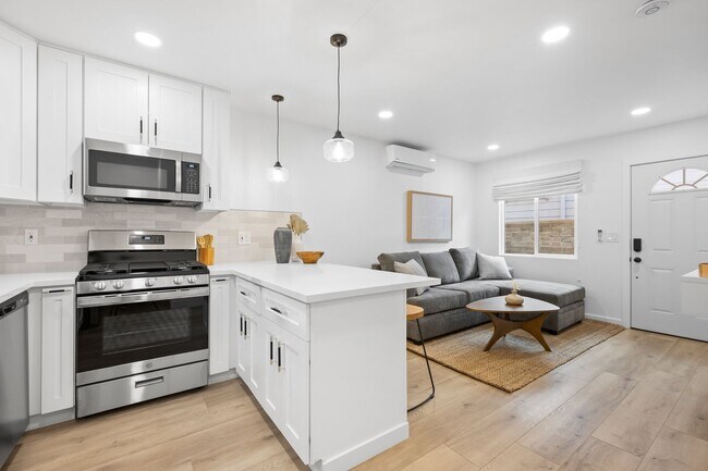 Foto del edificio - Newly remodeled and fully "furnished" 1 bed 1 bath in Mission Beach. 9 months rental or month to ...