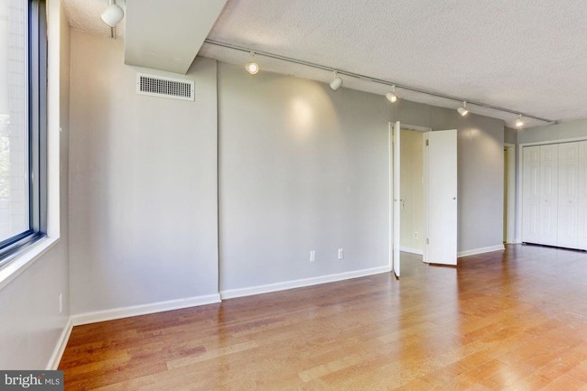 Building Photo - 5225 Pooks Hill Rd