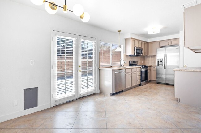 Foto del edificio - Spacious 3-Bed, 1.5-Bath Townhome with Oversized Private Patio in Central 89103 — Bright Bedrooms...