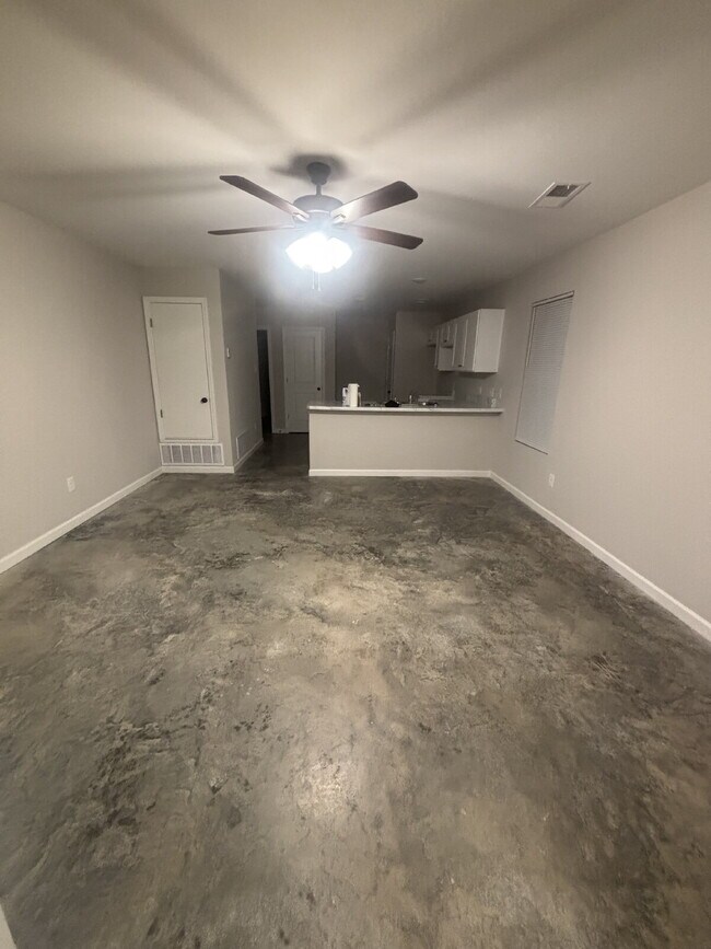 Foto del edificio - "Charming 4-Bedroom Retreat with 2 Full Baths on Sunny View Drive!"