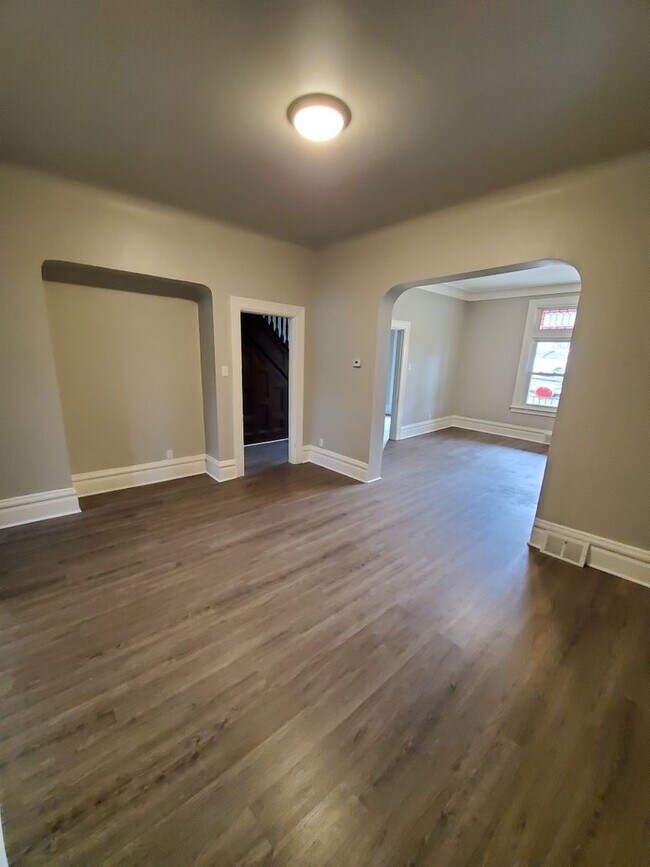 Building Photo - Available MAY 1st 2024 - 3 Bedroom, 2 Bath...