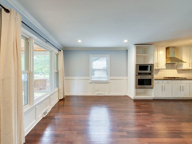 Building Photo - Great Midwood area charmer ready for move in!