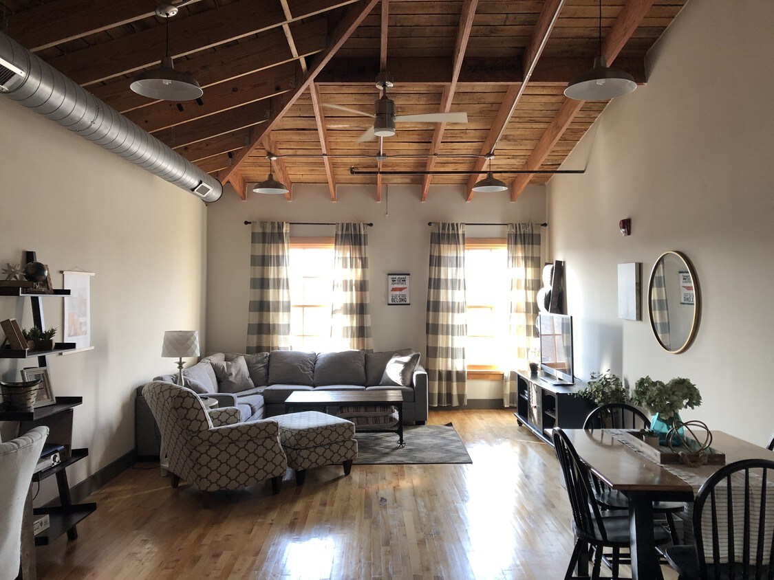 Foto principal - 222 N Central St