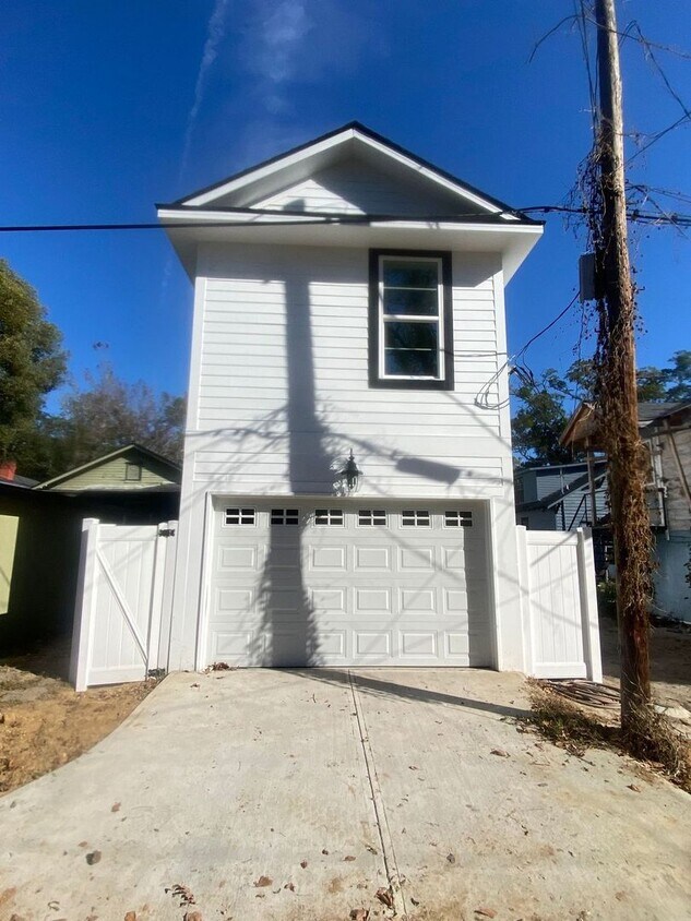 Primary Photo - 1011 E Waldburg St