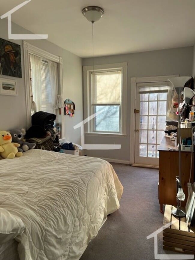 Building Photo - Gorgeous sunny apartment available now due to a lease break - great deal!