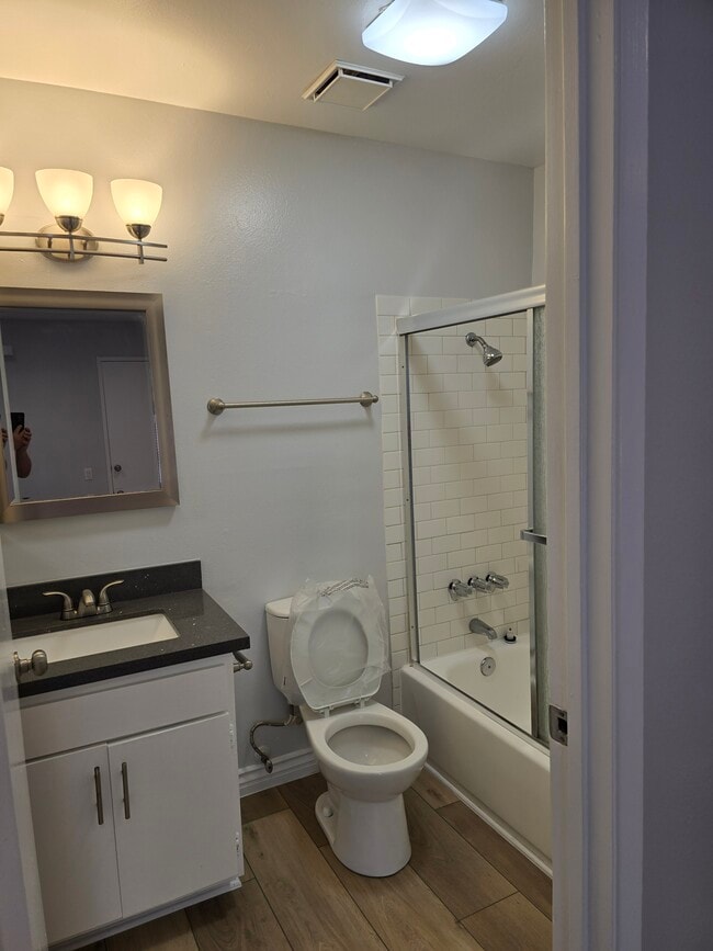 Building Photo - 2107 N Beachwood Dr