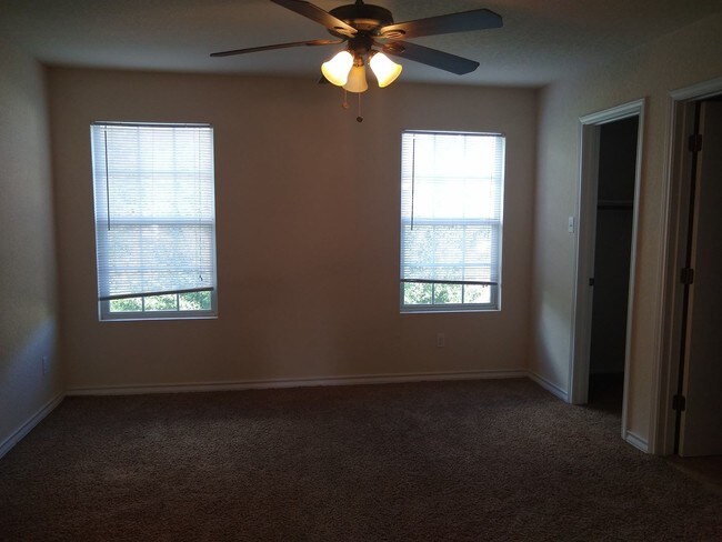 Foto del edificio - 7823 Kingsbury Way