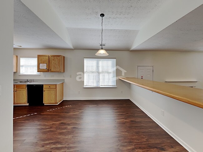 Building Photo - 2521 Fairstone Ave