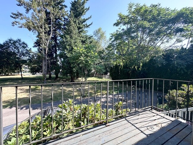Building Photo - 2 Bed 1 Bath Duplex near Gresham Station!
