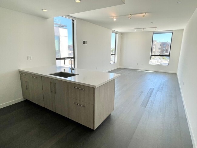 Foto del edificio - HIP 2BR/2BA Inner Mission Top Floor Boutiq...