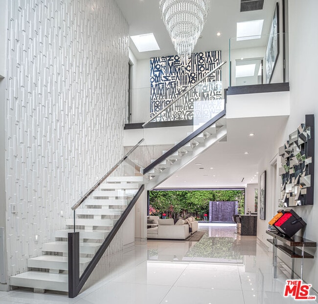 Building Photo - 511 N Rexford Dr