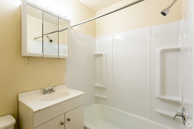 Baño - Allen Street Apartments