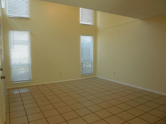 Building Photo - Loft Townhouse