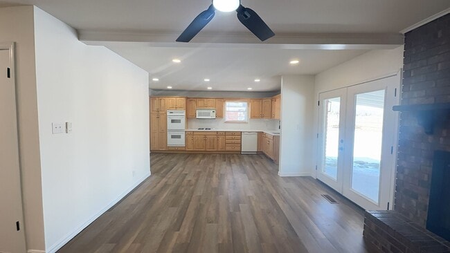 Building Photo - Make this newly remodeled 3 bedroom home yours in Jenks!