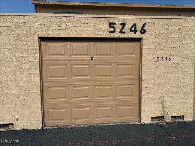 Foto del edificio - 5246 Golden Ln
