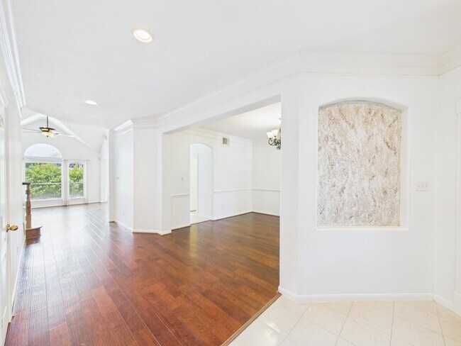 Foto del edificio - 5407 Lake Pl Dr