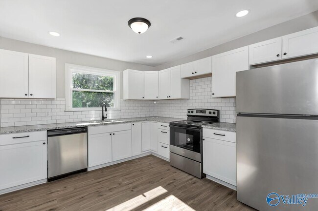 Building Photo - 4304 Lakeview Dr NW