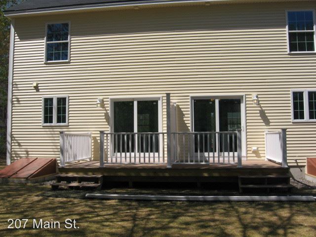Building Photo - 207 Main St