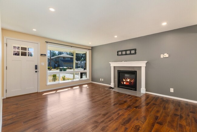 Foto del edificio - Light-Filled 3BR Home w/ Large Fenced in Yard
